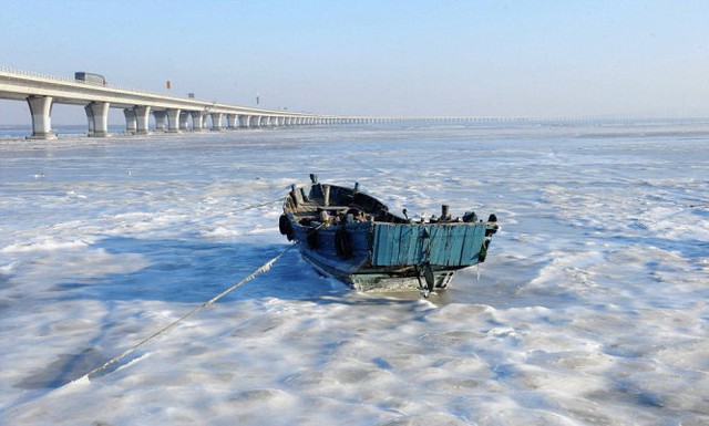 
Một chiếc tàu cá mắc kẹt trên biển đóng băng ở thành phố Thanh Đảo, tỉnh Sơn Đông - Ảnh: REX
