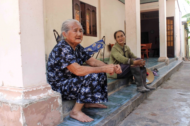 
Đã hơn 82 tuổi nhưng mẹ Em vẫn rất minh mẫn và khỏe mạnh. Mẹ hiện đang sống cùng con trai và con dâu ở xã Tân Thông Hội.
