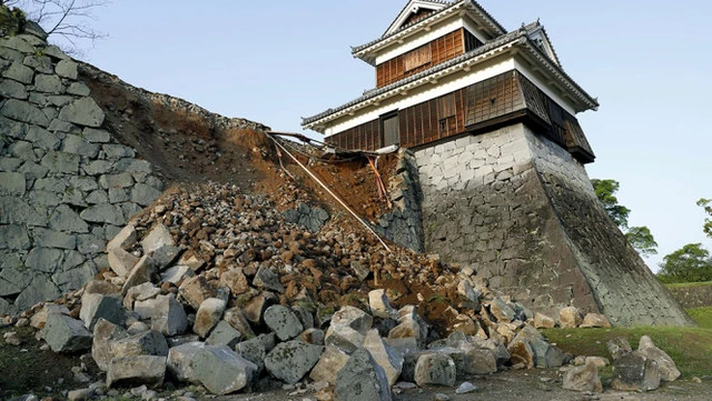 
Một phần tường thành của lâu đài Kumamoto bị sụp sau trận động đất - Ảnh: Reuters
