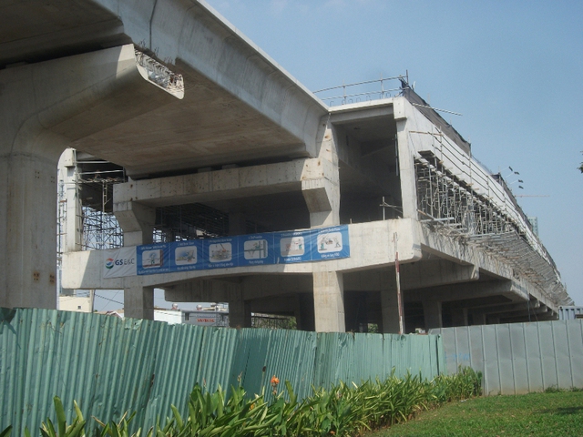 
Chạy từ đường Nguyễn Hữu Cảnh, đoạn qua nhà máy Ba Son (quận 1) qua cầu Sài Gòn và sau đó chạy dọc xa lộ Hà Nội, hình ảnh đoạn nhịp dầm dài hàng trăm mét của dự án xây dựng tuyến metro Bến Thành – Suối Tiên đã thành hình kể từ khi khởi công dự án vào tháng 8/2012.
