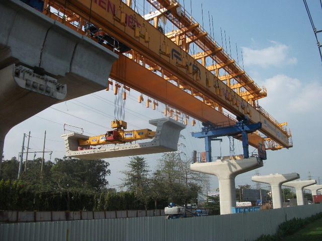 
Đoạn dầm nặng hàng tấn được nhích từng milimet một trong quá trình lắp dầm kéo dài tuyến metro.
