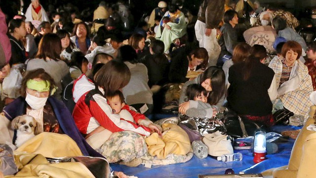 
Người dân tại tỉnh Kumamoto được sơ tán ngay sau khi xảy ra trận động đất và rất nhiều dư chấn trong đêm 14-4 (giờ VN) - Ảnh: Reuters
