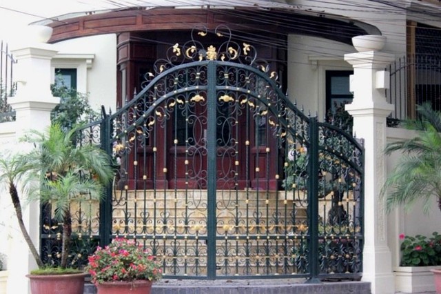 
Những cánh cửa tại tòa biệt thự đều được mạ vàng với những đường nét mềm mại.
