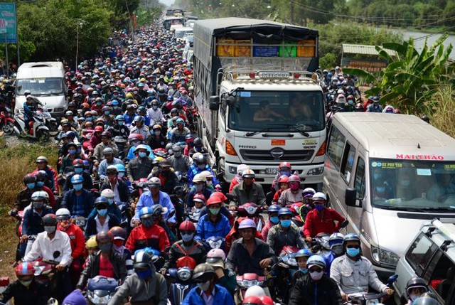 
Hàng ngàn phương tiện đứng “chôn chân” giữa trưa nắng - Ảnh: Thanh Tùng
