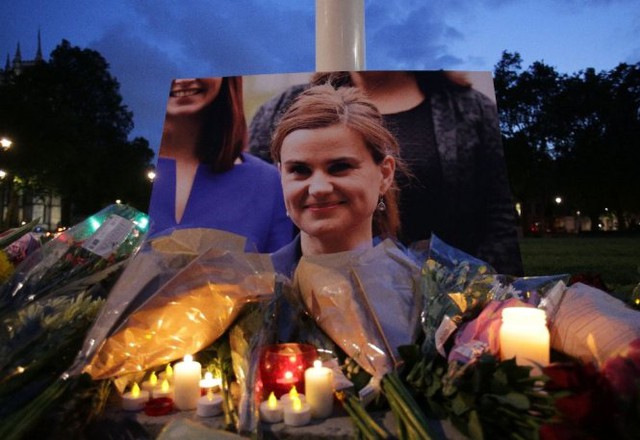 
Hoa và nến tưởng niệm nữ nghị sĩ xấu số (Ảnh: AFP)
