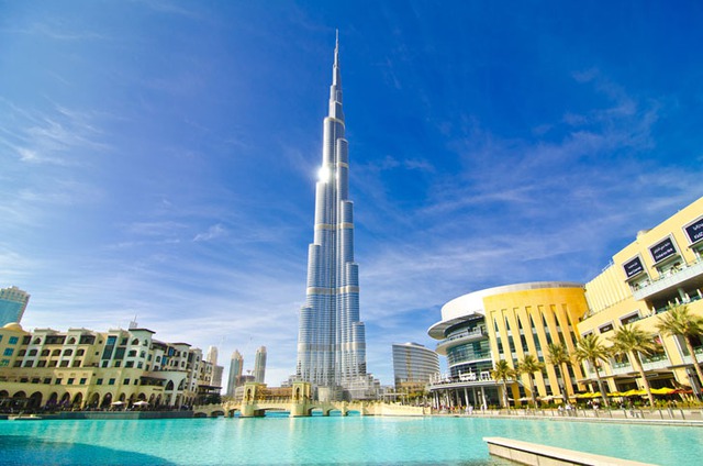 
Tháp Burj Khalifa cao 828 m, hiện là tòa nhà chọc trời cao nhất thế giới. Nó được xây dựng với chi phí lên đến 1,5 tỷ USD và mở cửa từ tháng 1/2010.
