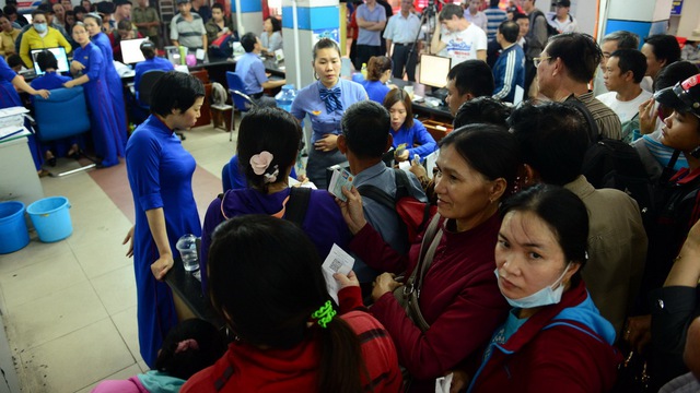 Hành khách nhốn nháo trả lại vé tàu tại ga Sài Gòn.