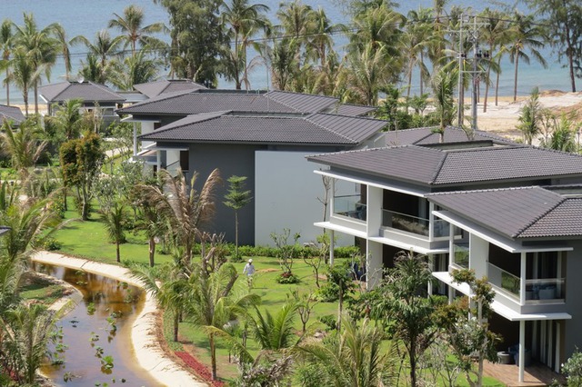 
Các căn bungalow được chia làm nhiều phòng, hướng vào khu cây xanh khu khách sạn hoặc ra mặt biển
