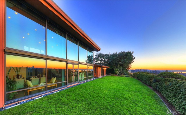 Biệt thự được thiết kế với những bức tường kính khắp căn nhà giúp gia chủ có thể quan sát phong cảnh tuyệt đẹp bên ngoài.