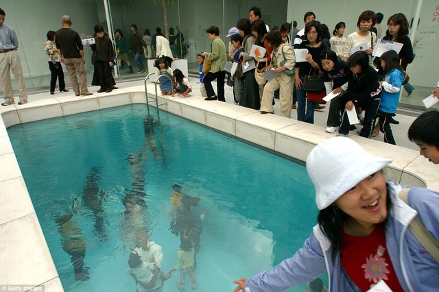 Du khách thực sự bị mê hoặc khi nhìn vào bể bơi này.