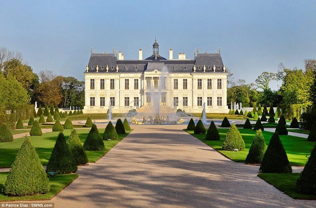 Siêu lâu đài Chateau Louis XIV nằm giữa cung điện Versailles và Marly-le-Roi.