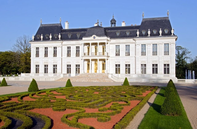 Mỗi góc của tòa lâu đài đều hòa vào không gian xanh đặc trưng cho sự sang trọng của thế kỷ 17. Từ những luống hoa đến những cây tùng đều được tỉa rất cẩn thận.