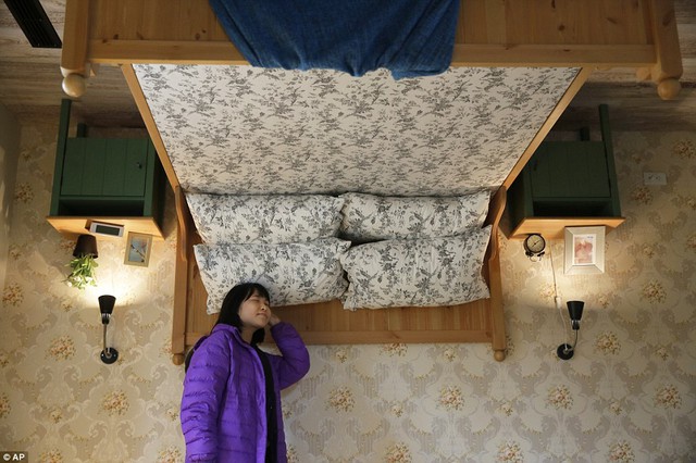 Một khách du lịch thích thủ với chiếc giường ngủ lộn ngược.