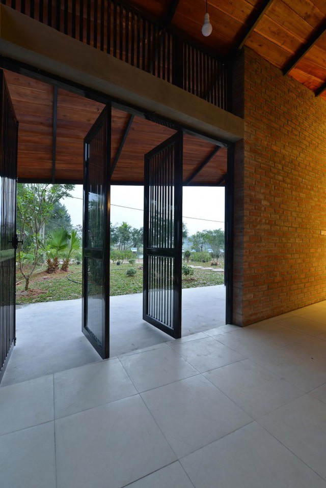 Ngôi nhà được thiết kế khá gần gũi với thiên nhiên và nhận được nhiều ánh sáng và gió mát từ bên ngoài.