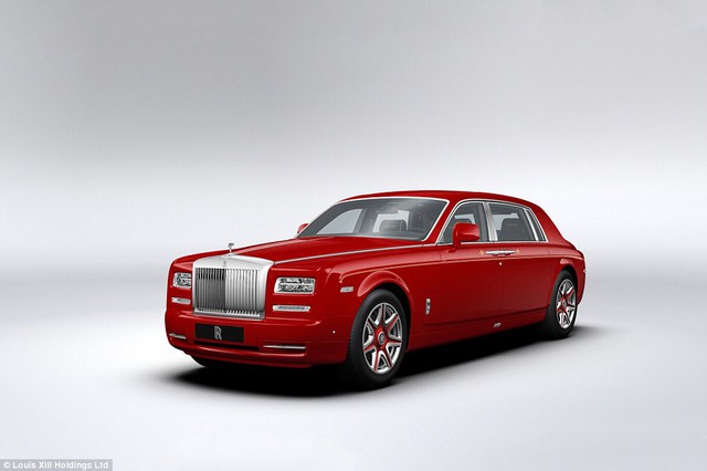 Siêu xe Rolls-Royce Phantom với tài xế riêng chở du khách tới mọi điểm đến.