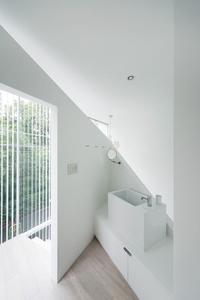 Không gian chỉ toàn màu trắng thể hiện rõ phong cách tối giản của ngôi nhà.
