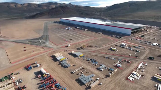 Toàn cảnh Siêu nhà máy đầu tiên của Tesla ở ngoại ô Sparks, bang Nevada.
