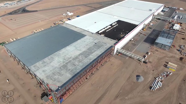 Tuy nhiên, phần lớn các hạng mục của nhà máy vẫn đang trong quá trình xây dựng. Có vẻ như Tesla cũng đang chuẩn bị chỗ để mở rộng lớn hơn.