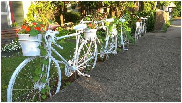 Những chiếc xe đạp cũ thế này cũng trở nên vô cùng ấn tượng khi dùng để trang trí ngoại thất cho nhà bạn.