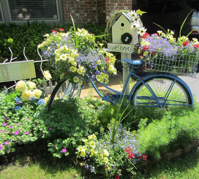 Những chiếc xe đạp cũ của bạn cũng có thể trở thành phụ trợ cho những kiệt tác nhà vườn của bạn theo cách làm này.
