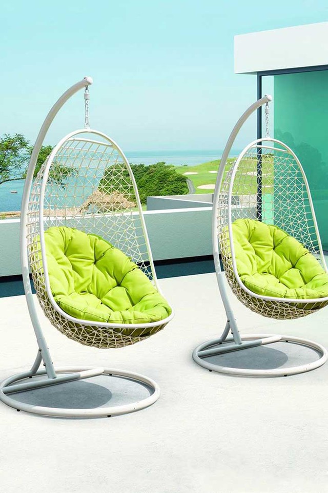Trên sân thượng bạn cũng có thể đặt những chiếc ghế thế này để tắm và sưởi nắng.