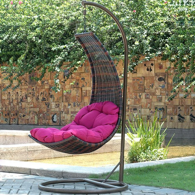 Không chỉ sử dụng trong nhà, bạn có thể bài trí ghế treo ngay trong sân vườn nhà mình.