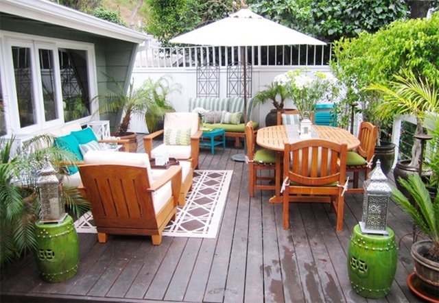 Nếu diện tích không gian cho phép, bạn cũng có thể đặt thêm 2-3 bộ bàn ghế ở sân nhà hay trên sân thượng ngoài trời để tạo thành một quán cà phê thu nhỏ ngay tại nhà.