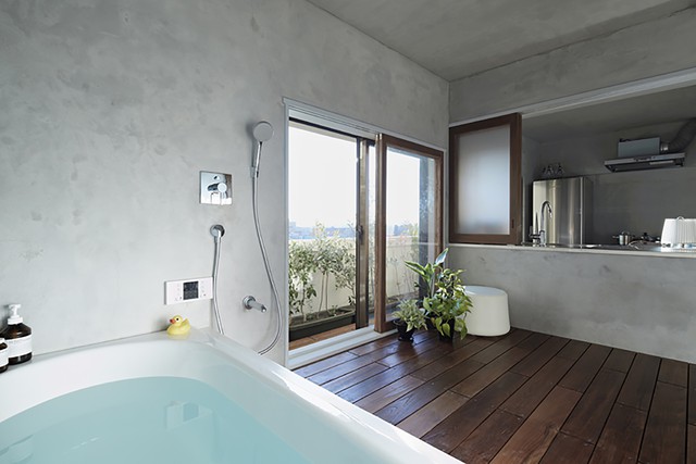 Phòng tắm được thiết kế với vô cùng thông min với những cảnh cửa trượt kín đáo.
