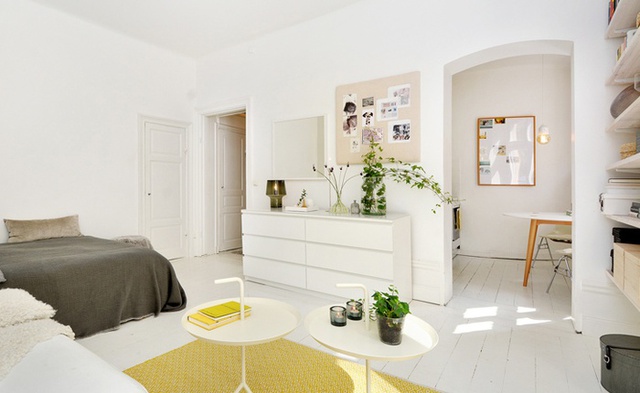 Với sự kết hợp nhẹ nhàng hai gam màu sáng là trắng và be khiến không gian căn nhà trở nên vô cùng rộng rãi và sáng sủa.