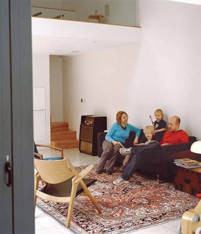 Cuộc sống bên trong ngôi nhà vô cùng hiện đại và tiện nghi với những đồ nội thất đa năng.