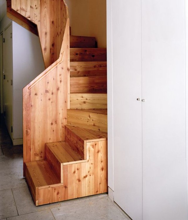 Chiếc cầu thang nhỏ bằng gỗ dẫn lên tầng.