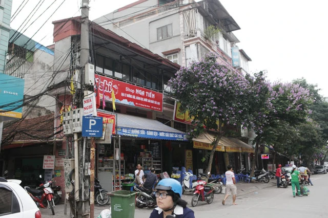 Ngôi nhà 2 tầng siêu mỏng trên phố Giang Văn Minh có mặt tiền rộng khoảng 5m nhưng chiều sâu lại chưa đến 1m. Tầng 1, gia chủ kinh doanh đủ các mặt hàng.
