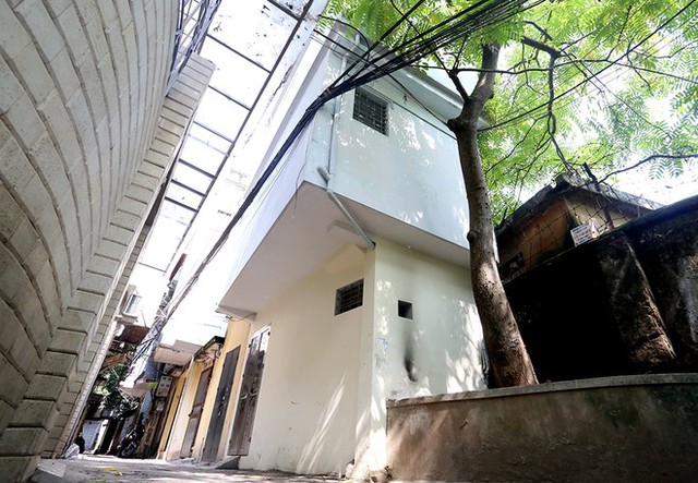 
Với diện tích mặt sàn chưa đầy 5m2, nhưng ngôi nhà được xây 3 tầng, 1 tum trong 1 ngõ phố Vạn Bảo (Ba Đình).
