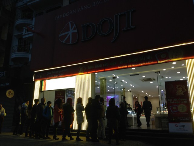 
Khi trời vẫn còn nhá nhém tối, cửa hàng vừa mở cửa đã có rất nhiều người dân xếp hàng chờ sẵn tại đường Xã Đàn.
