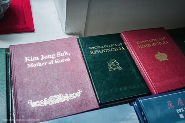 Trong hàng lưu niệm, người ta bán sách về gia đinh lãnh đạo Triều Tiên