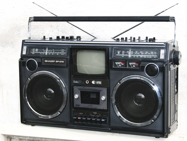 
Một trong những mẫu radio của Sharp
