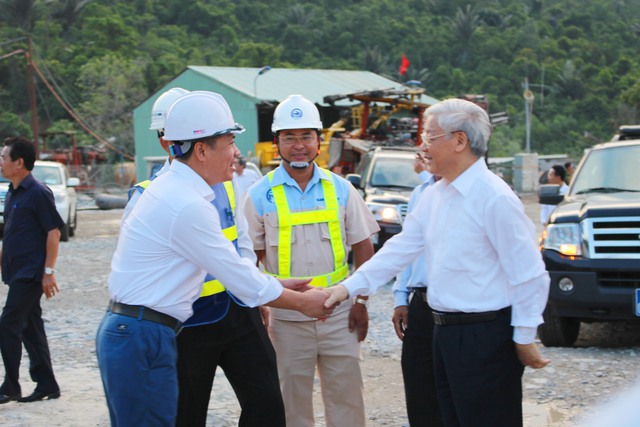 
Tổng bí thư Nguyễn Phú Trọng thăm hỏi kỹ sư, công nhân Ban quản lý dự án
