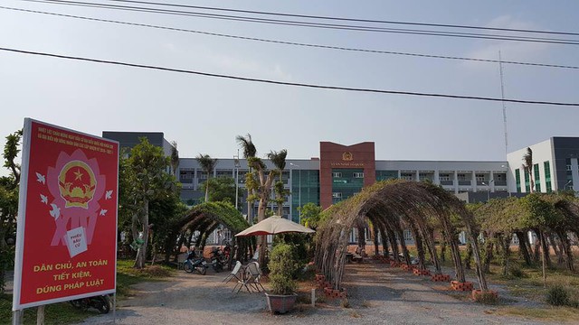 
Dãy cây và bàn cafe trước mặt tiền trụ sở Công an huyện Bình Chánh của ông Tấn.
