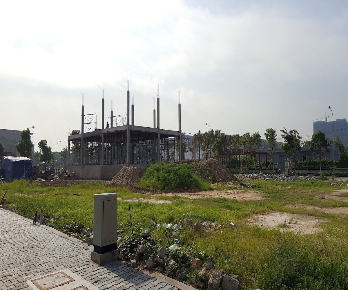 
Toàn bộ dự án khu dân cư Him Lam Phú Đông đã được chủ đầu tư hoàn thiện hạ tầng nội bộ, mảng xanh. Đối với khu dự án nhà phố, nhiều khách hàng đã nhận nền và đang xây nhà. Khu chung cư gồm 400 căn đang được đẩy nhanh tốc độ thi công.
