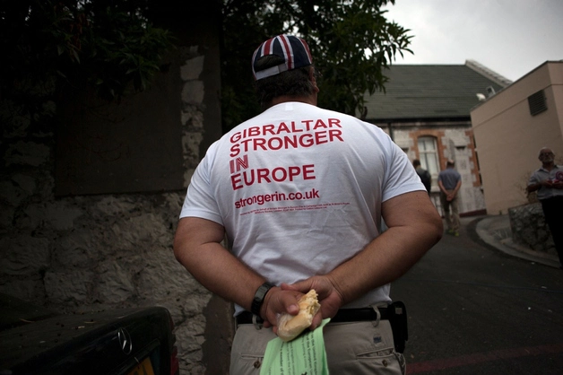 
Người đàn ông này mặc chiếc áo có in dòng chữ với ý nghĩa Gibraltar sẽ mạnh hơn khi ở lại châu Âu (Nguồn: Jorge Guerrero/AFP/Getty Images)
