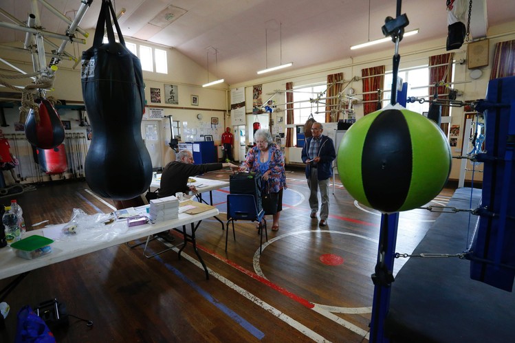 
Người dân đến bỏ phiếu tại một câu lạc bộ boxing East Hull Boxing Club ở Kingston-Upon-Hull, miền Bắc England. Ảnh: Getty Images
