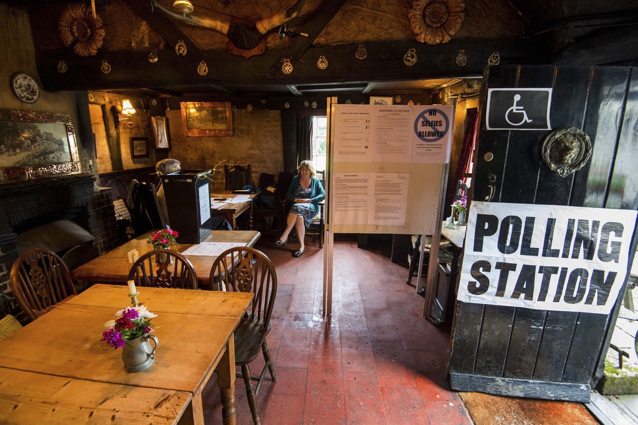 
Một quán bar ở vùng Priors Dean, Hampshire, England cũng được trưng dụng để làm địa điểm bỏ phiếu. Ảnh: Getty
