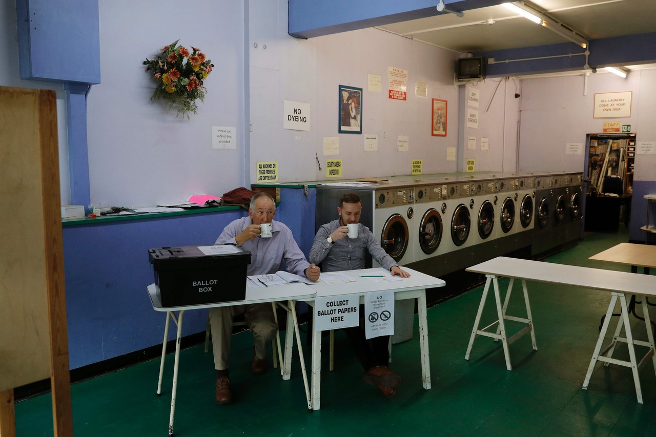 
Chủ tịch hội đồng bỏ phiếu cùng thư ký đang uống trà chuẩn bị đến giờ bỏ phiếu trong một tiệm giăt là tại Headington, Oxford. Ảnh: Getty Images
