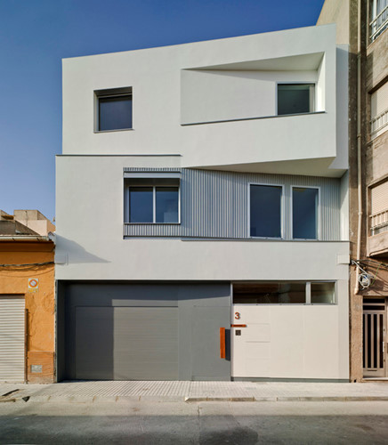 Ngôi nhà được thiết kế góc cạnh cách điệu, đan xen thay vì trông như một khối hộp vuông vắn.