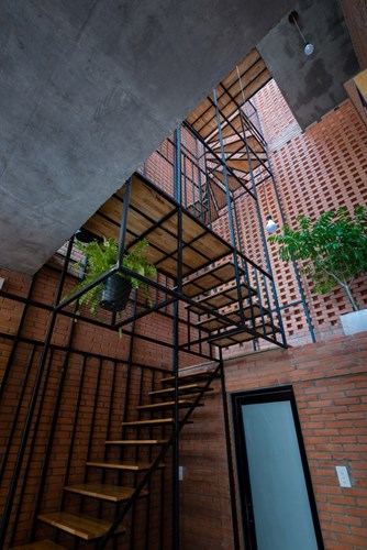 Hệ thống cầu thang của căn nhà được thiết kế vô cùng độc đáo bảo đảm mọi ngóc ngách trong nhà đều nhận được ánh sáng tự nhiên.