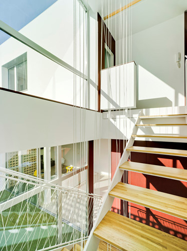 Cầu thang được thiết kế hở để tạo nên một không gian thoáng đãng.