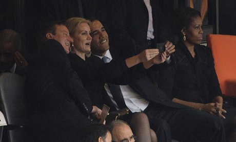 David Cameron và Barack Obama chụp ảnh tự sướng tại lễ tang Mandela (1)