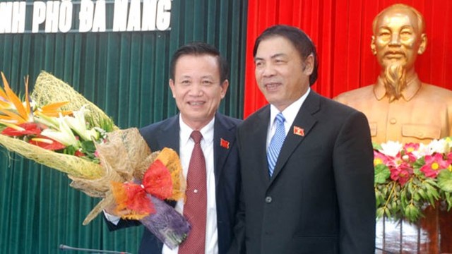 Ông Nguyễn Bá Thanh và Trần Thọ (trái) lúc ông Thọ được bầu giữ chức chủ tịch HĐND TP Đà Nẵng (Ảnh: Tuổi trẻ)