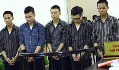
Vũ Văn Đại cùng đồng bọn trong phiên tòa xét xử tại Hà Nội.
