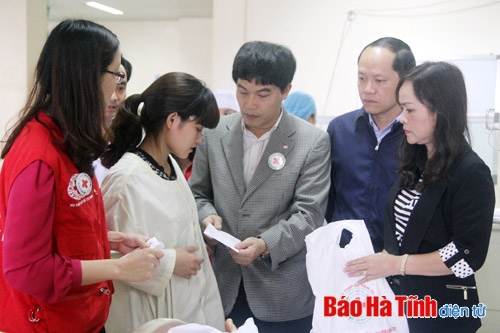 Lãnh đạo tỉnh, trung ương Hội Chữ thập đỏ và Formosa thăm hỏi nạn nhân vụ sập giàn giáo
